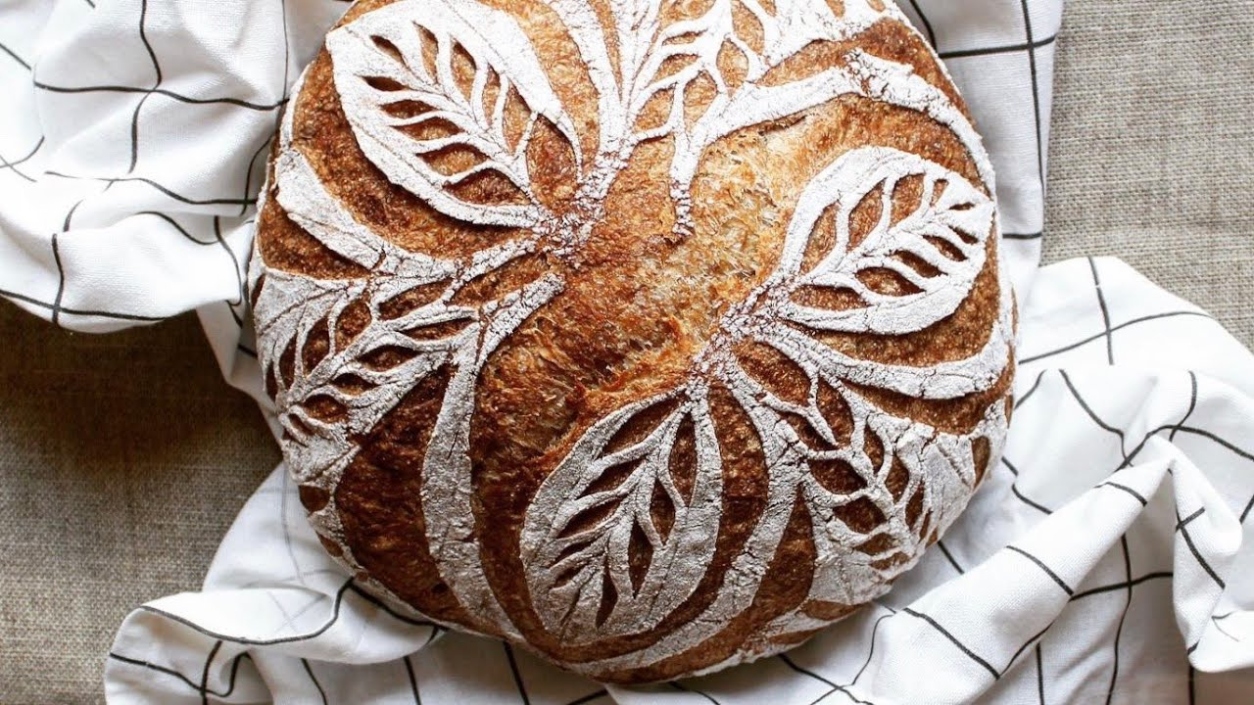 Decorative sourdough bread scoring tutorial - clover design